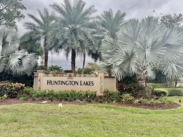 community / neighborhood sign featuring a lawn