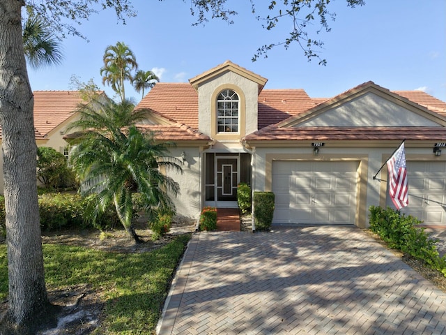 view of front facade featuring a garage