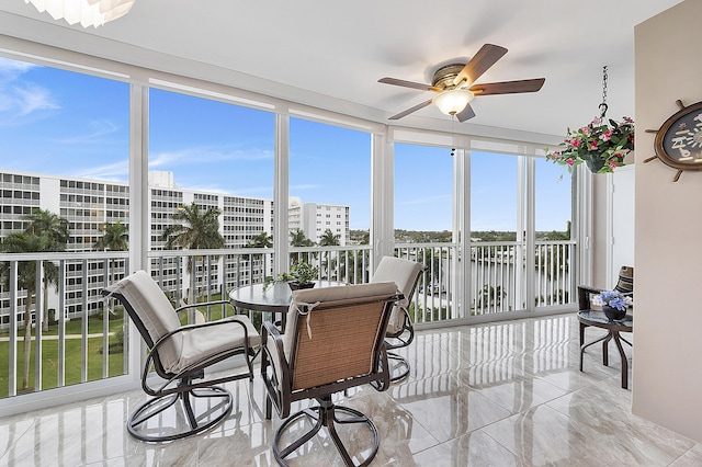 sunroom with ceiling fan