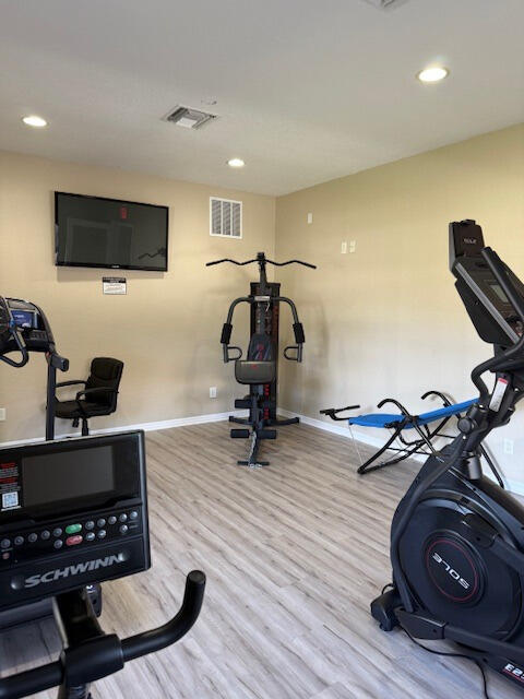 exercise area with light hardwood / wood-style floors