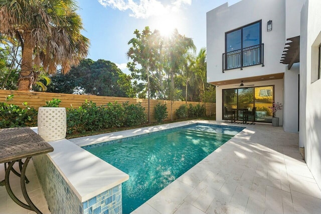 view of swimming pool with a patio and ceiling fan