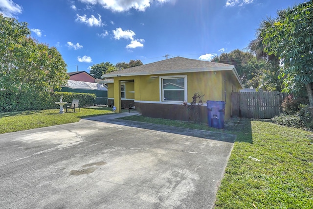 bungalow featuring a front yard