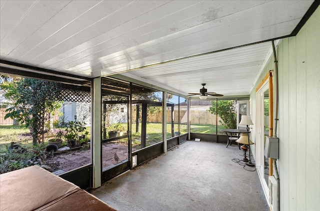 sunroom with ceiling fan