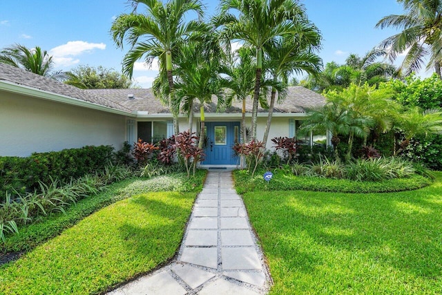 view of front facade with a front yard