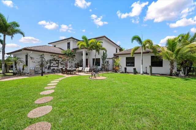 view of front of house featuring a front lawn