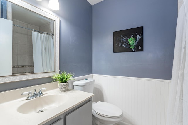 bathroom with a shower with curtain, vanity, and toilet