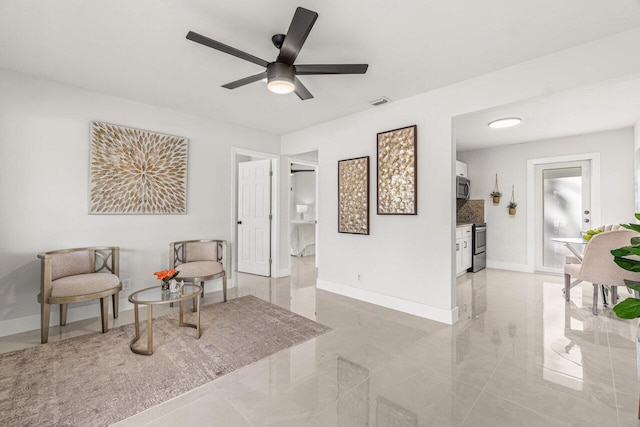 sitting room with ceiling fan