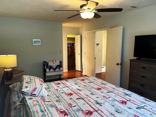 bedroom featuring ceiling fan, a closet, and a textured ceiling