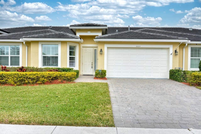 view of front facade featuring a front yard and a garage