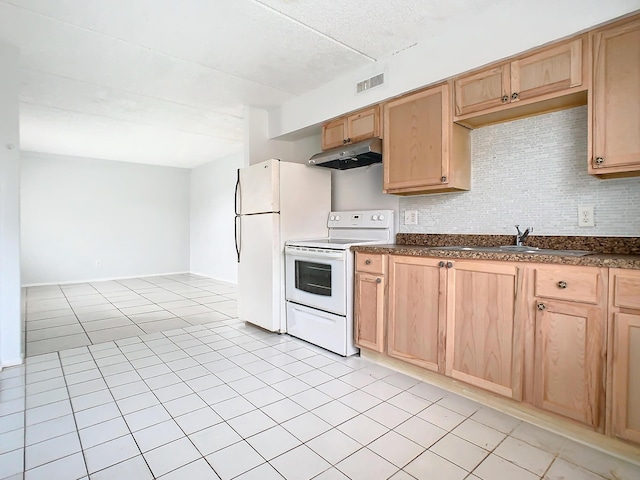 kitchen featuring visible vents, under cabinet range hood, a sink, white appliances, and decorative backsplash