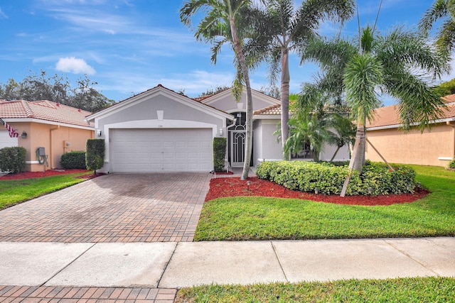 view of front of house featuring a front lawn and a garage