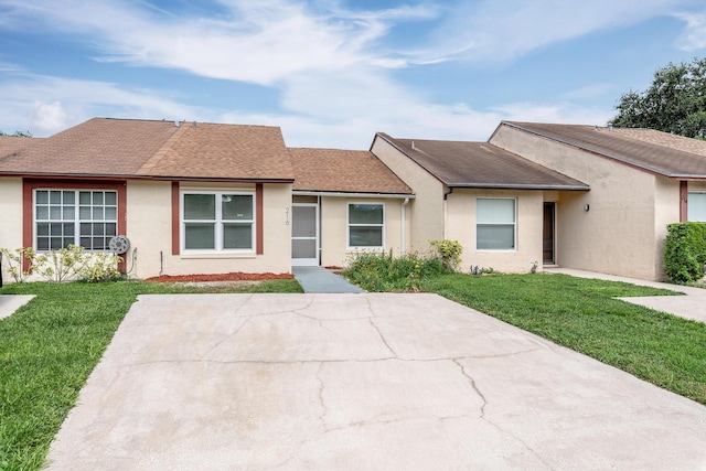 ranch-style house featuring a front yard