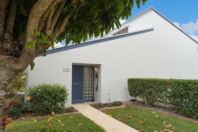 view of front of property featuring a front lawn