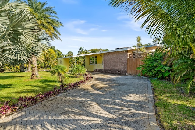 view of front of home featuring a front yard