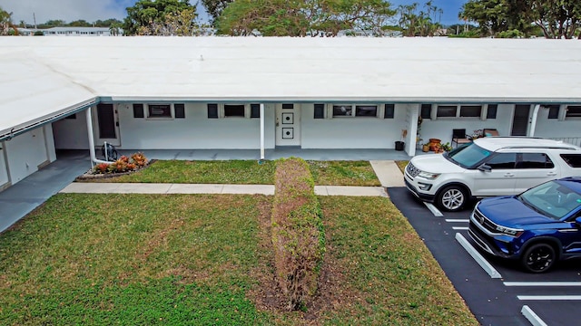 single story home with a front yard