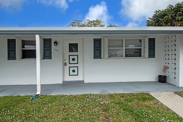 property entrance featuring a porch