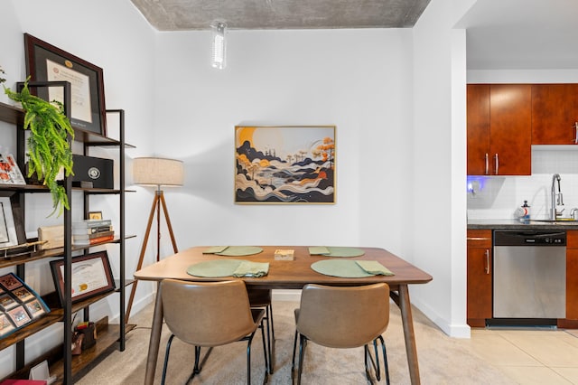 dining area featuring sink and light tile patterned floors