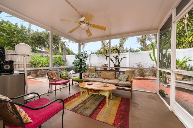 sunroom with ceiling fan