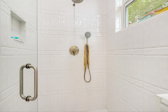 bathroom featuring tiled shower