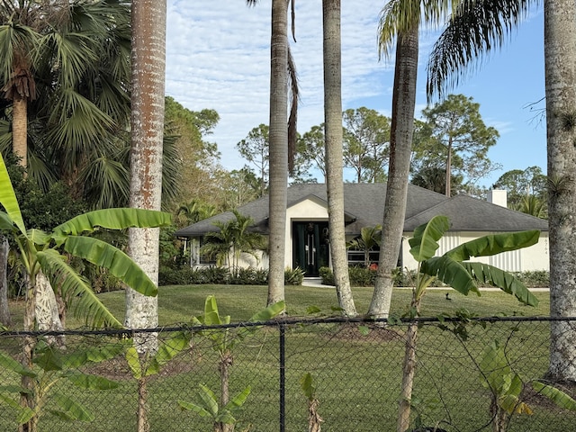 view of front facade with a front yard