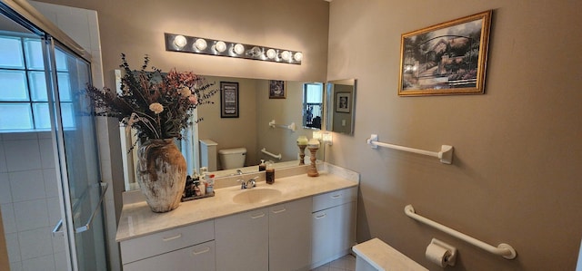 full bath featuring a shower with shower door, toilet, and vanity
