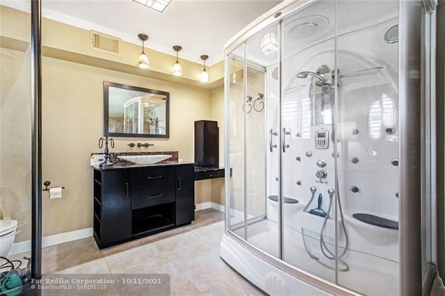 full bathroom featuring visible vents, toilet, a shower stall, vanity, and baseboards