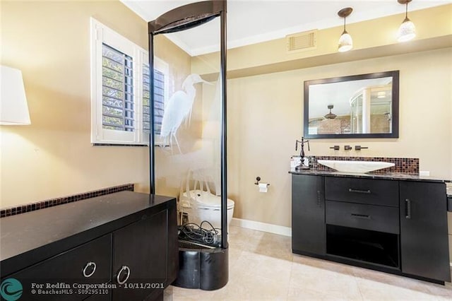 full bath featuring toilet, baseboards, visible vents, and vanity