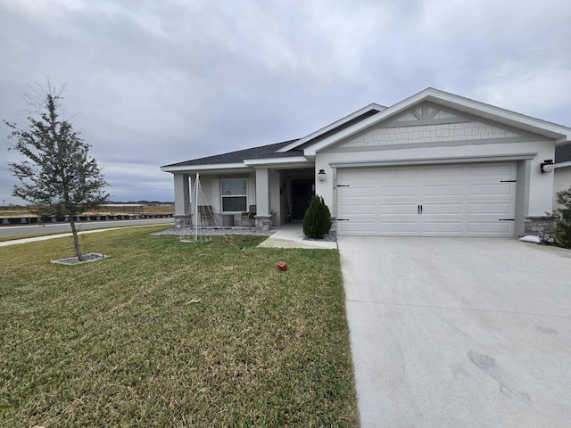 view of front of house featuring a front lawn and a garage