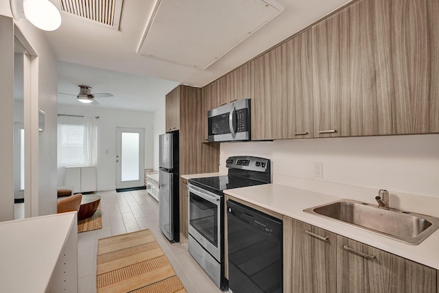 kitchen featuring stainless steel appliances, sink, and ceiling fan