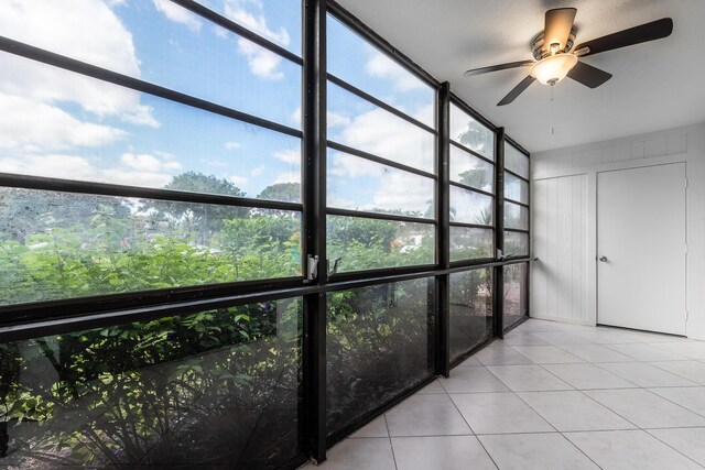 sunroom / solarium with ceiling fan