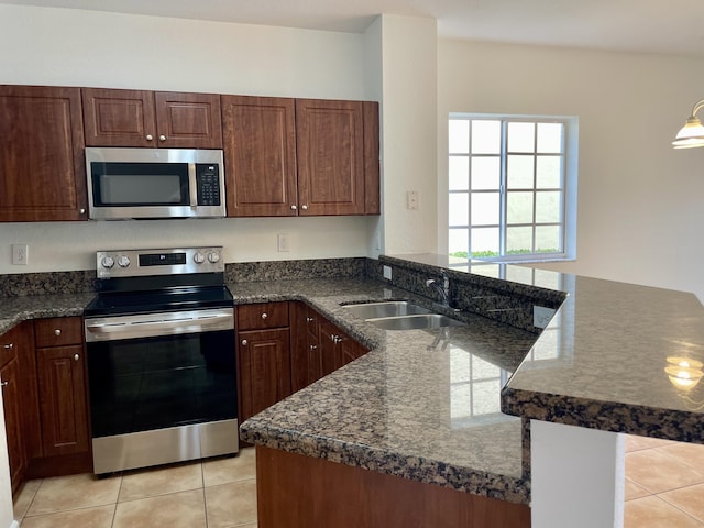 kitchen featuring light tile patterned flooring, stainless steel appliances, kitchen peninsula, and sink