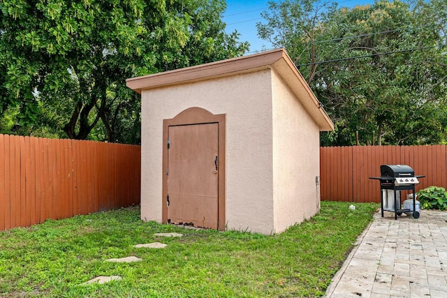 view of outdoor structure with a yard