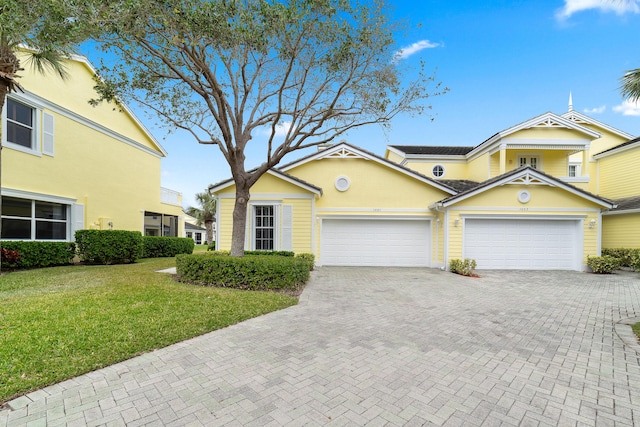 view of front of home featuring a front yard and a garage