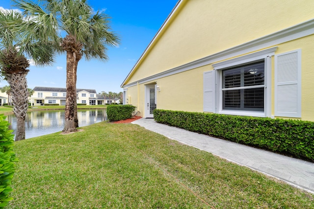 view of yard featuring a water view