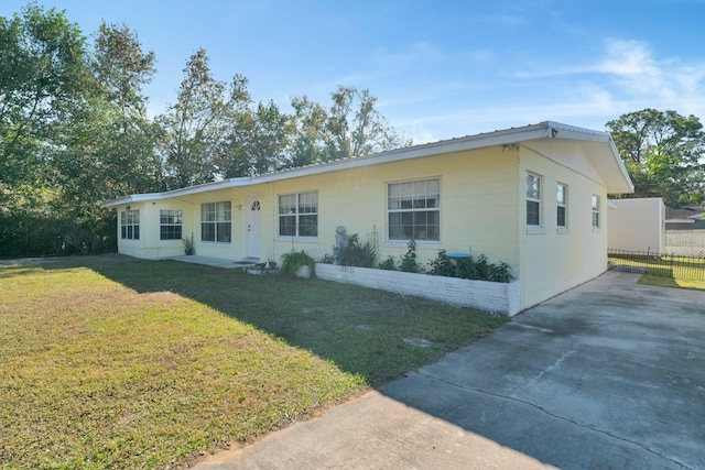 single story home featuring a front yard