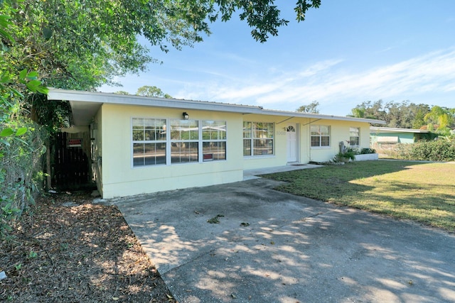 ranch-style house featuring a front lawn