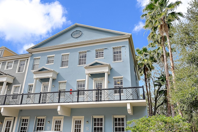 view of front facade with stucco siding