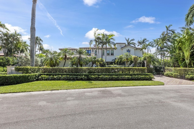 view of front of property featuring a front lawn