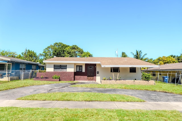 single story home featuring a front lawn