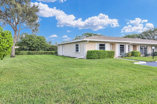 view of front of property featuring a front lawn