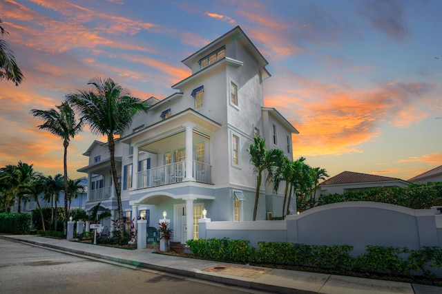 view of front of property featuring a balcony