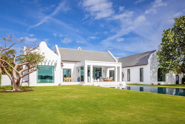 back of house featuring a lawn