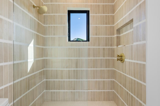 bathroom featuring a tile shower