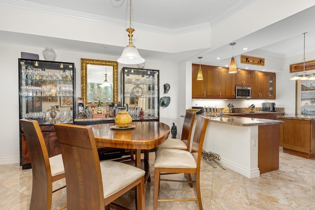 dining area with ornamental molding