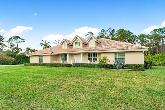 view of front of property featuring a front lawn