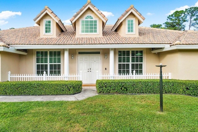 view of front of house with a front lawn