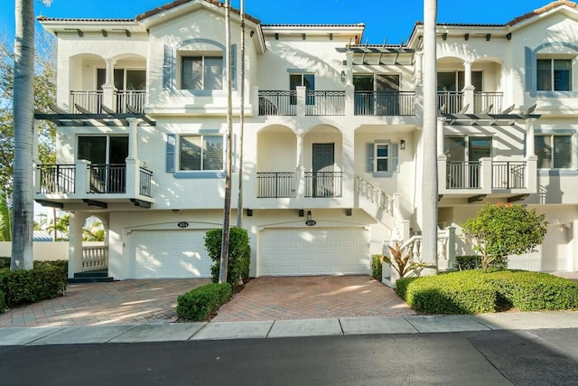 view of front facade featuring a garage