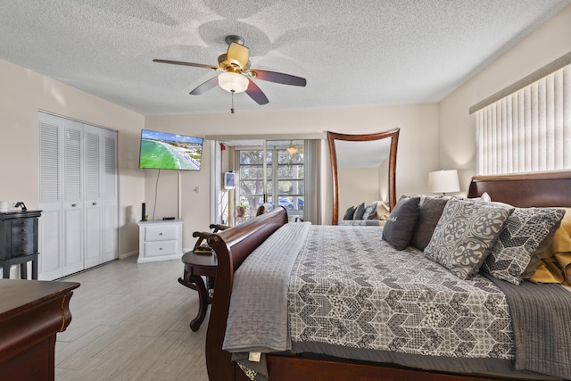 bedroom featuring light hardwood / wood-style flooring, a textured ceiling, ceiling fan, and a closet