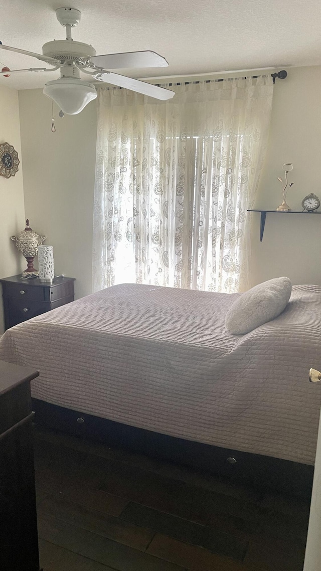 bedroom featuring ceiling fan