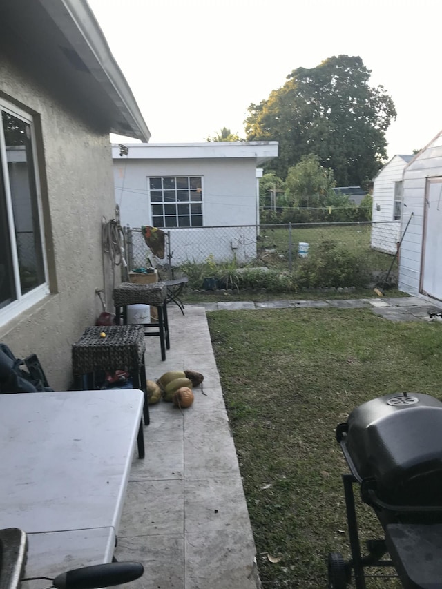 view of yard with a patio area